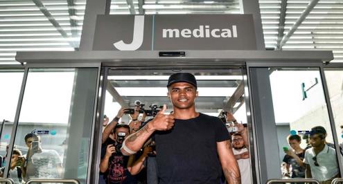 يوفنتوس يعلن رسميا انضمام دوجلاس كوستا لصفوفه لمدة عام